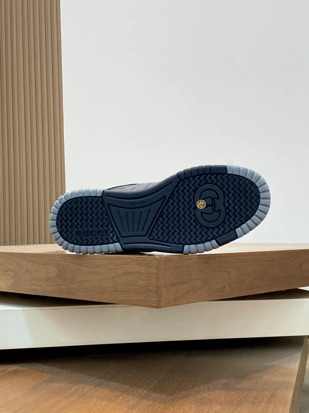 Men's Shoes 💰660 𝐆𝐮𝐜𝐜𝐢 𝐑𝐞-𝐖𝐞𝐛 As the first sneaker created by Sabato De Sarno for Gucci, the Re-Web series reinterprets the brand's classic stripes and sets off the modern silhouette design with bold and unique details. These shoes are crafted from white leather. This new sneaker is ingeniously decorated with many of the brand's classic details, and is equipped with a bright red and green webbing tongue, which will make people fall in love at first sight. White leather treated with a special process for softness and luster, with an embossed grainy texture. Script Gucci logo and interlocking G web label with Interlocking G and script Gucci logo. Rubber outsole with interlocking G detail eyelets. Web tongue. Size: 39-44 (customized for sizes 38 and 45)